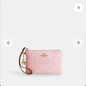 🌸NWT Coach Powder Pink Corner Zip Wristlet🌸